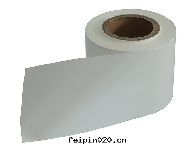 綠(lǜ)色(sè)环(huán)保型PET薄膜具有(yǒu)极(jí)高的透明(míng)度(dù)和傑出(chū)的光(guāng)澤度(dù)